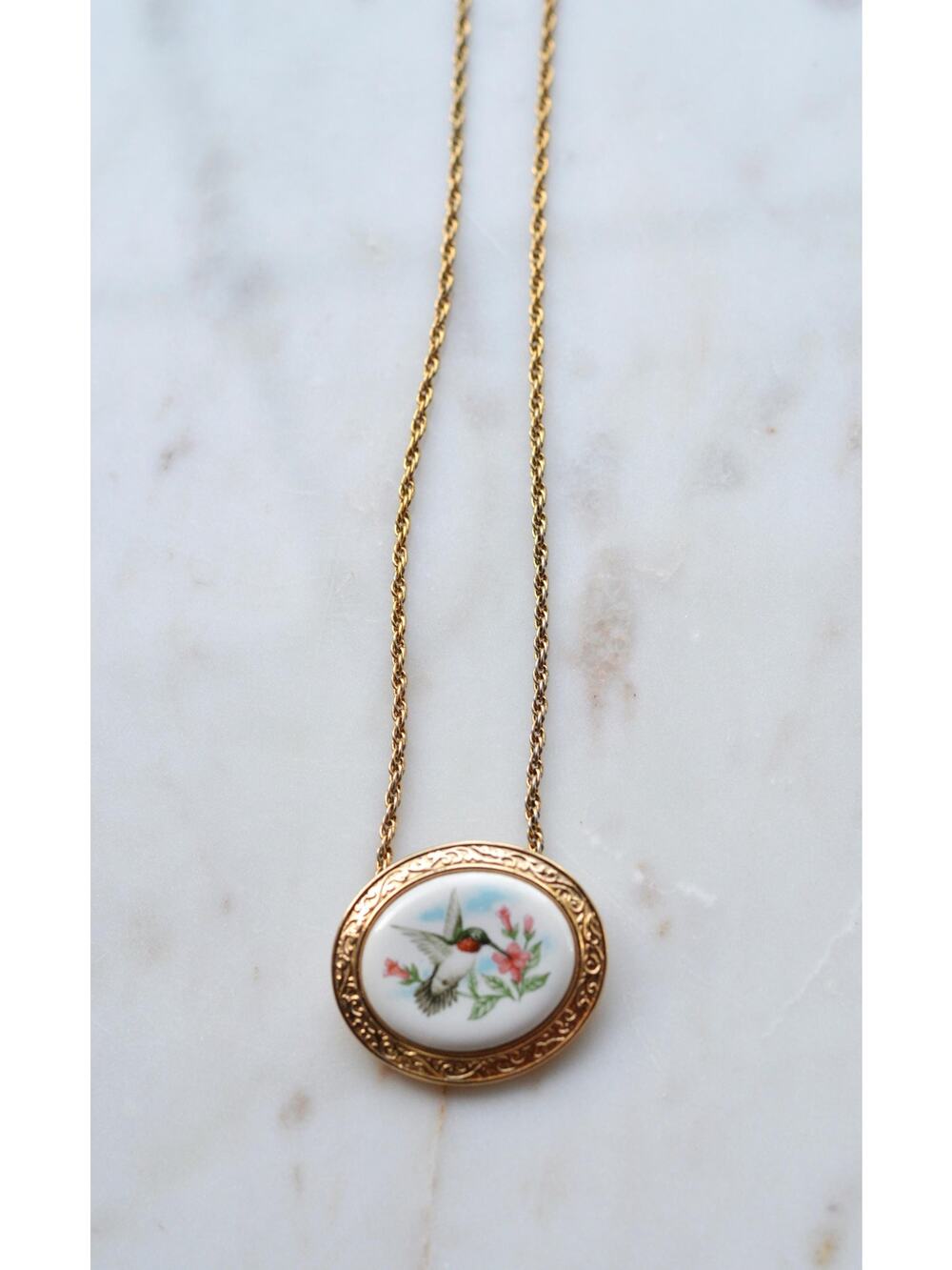 Vintage 1982 Avon Summer Song Hummingbird Porcelain Oval Cameo Brooch 2-in-1